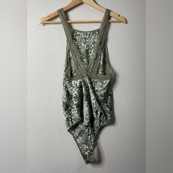 Free People NWOT Nights Out Bodysuit Snakeskin Sage NWOT Green Size Medium - Picture 4 of 8